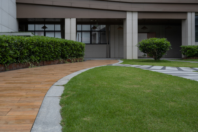 How Commercial Lawn Maintenance Benefits Your Business